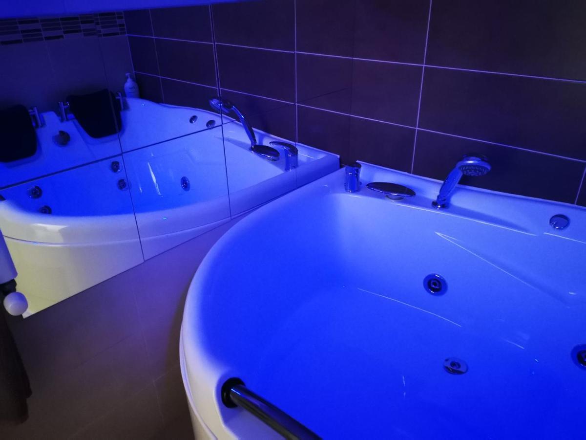 Iasi Jacuzzi Apartment A Exterior foto
